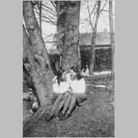 070-0055 Pflichtjahrmaedchen Elisabeth u. Irma im Park hinter dem Schloss 1944.jpg